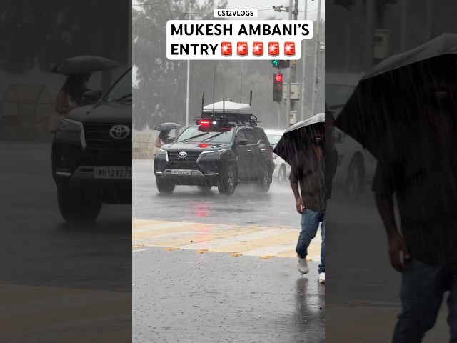 RICHEST INDIAN MUKESH AMBANI’S ENTRY WITH SECURITY IN MUMBAI HEAVY RAINS #SHORTS#INDIA#CAR#ambani